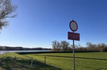 Wał przeciwpowodziowy z tabliczką informującą o zakazie wstępu