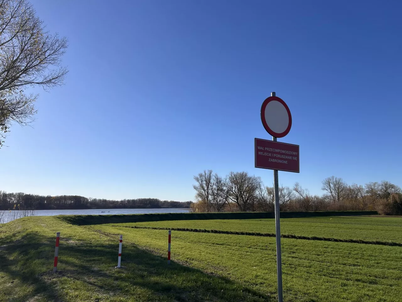 Wał przeciwpowodziowy z tabliczką informującą o zakazie wstępu