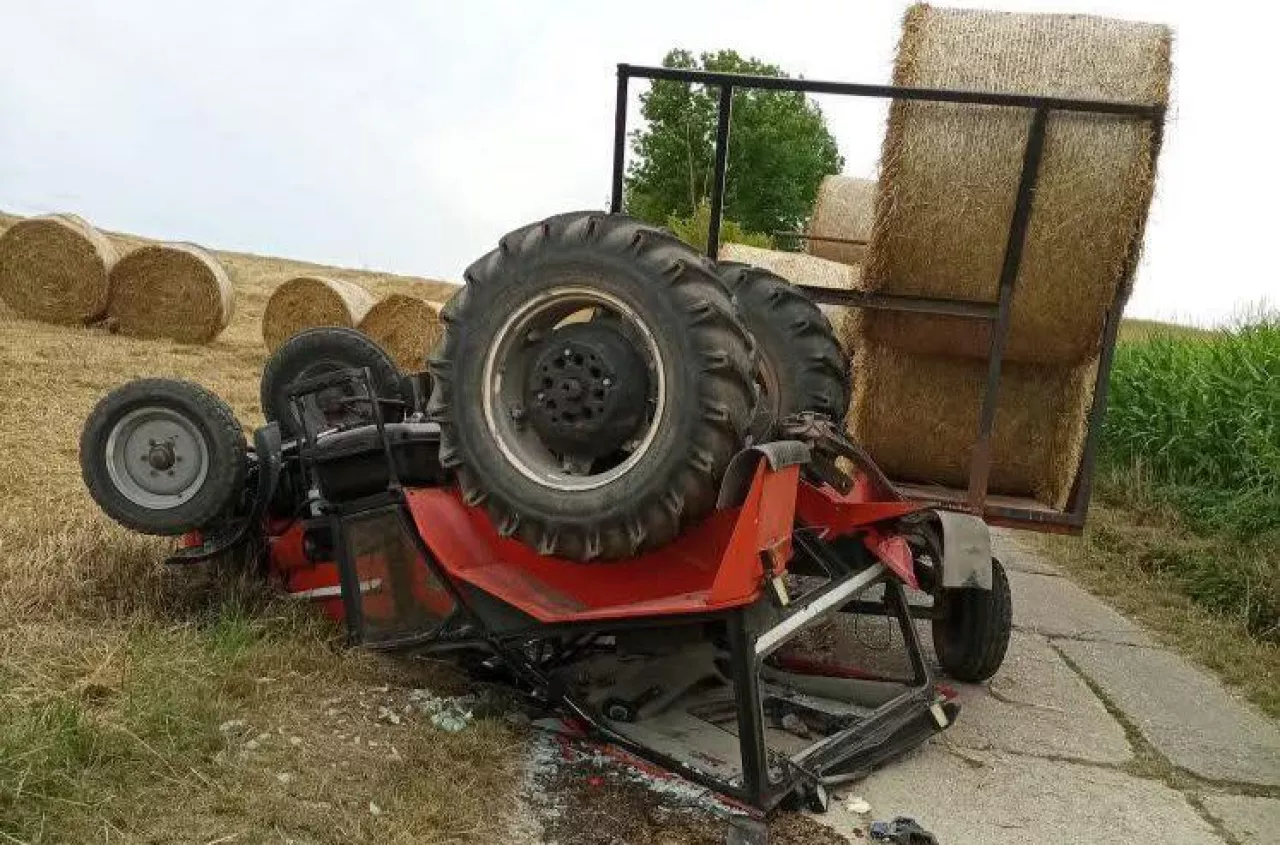 Wywrotka ciągnika pod Zamościem. Kabina pojazdu kompletnie zmiażdzona