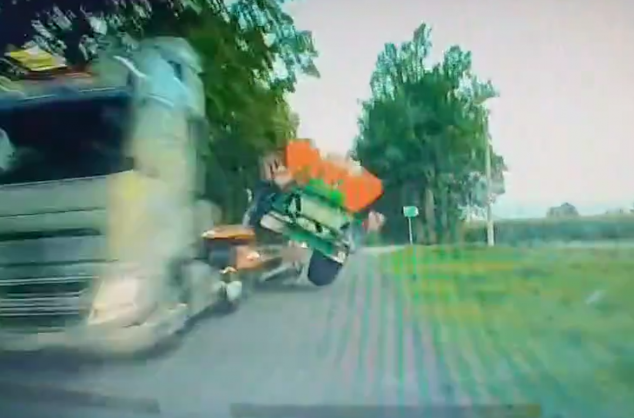 Dramat pod Piotrkowem. Rozsiewacz nawozów runął z lawety na auto. Wstrząsające nagranie