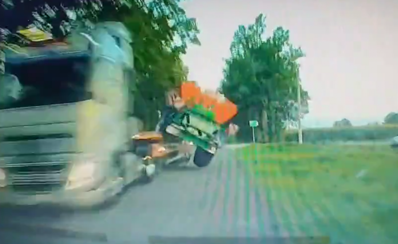 Chwila przed zderzeniem. Rozsiewacz spadł z lawety i uderzył w auto jadące z przeciwnego kierunku