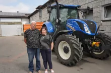 rolnicy na tle ciągnika rolniczego