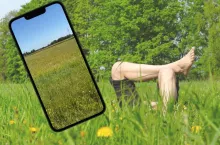 Rolnik z Podlasia pokazuje ”pole pod dopłaty”