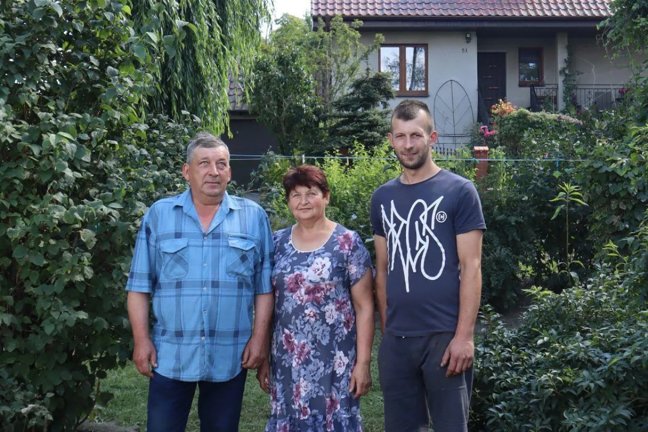 Rodzina Pawlaków na tle gospodarstwa