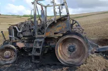 Szkielet - tyle zostało z pożaru, który strawił pole oraz ciągnik rolniczy