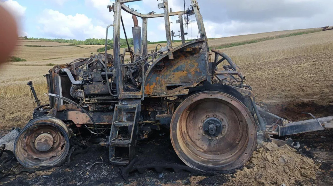 Szkielet - tyle zostało z pożaru, który strawił pole oraz ciągnik rolniczy