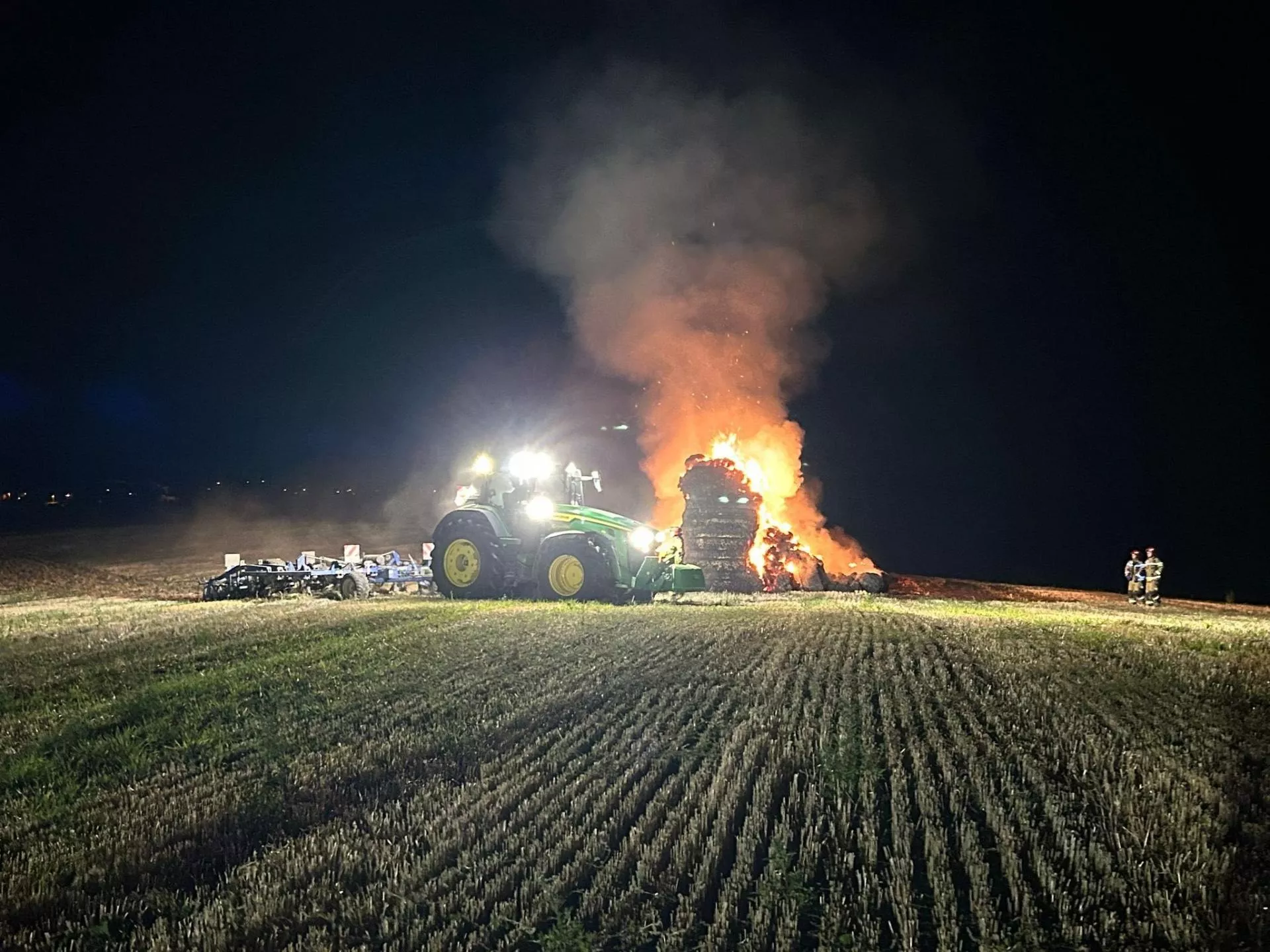 Rolnik bohaterem. Szybka akcja ciągnikiem zatrzymała pożar