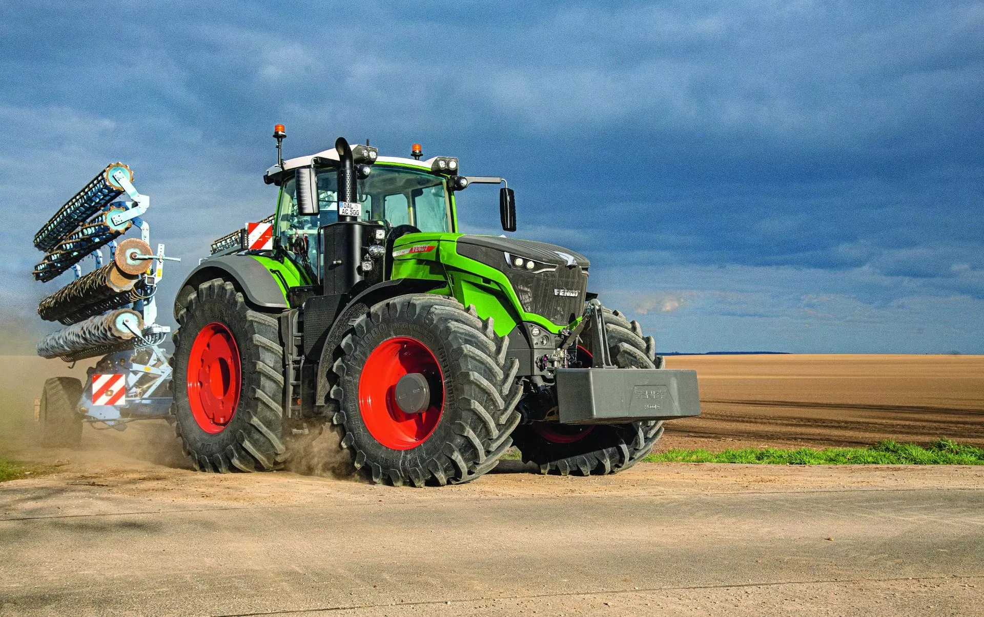 Nowy Fendt 1000 Vario: sam podjedzie pod kombajn i spali mniej paliwa