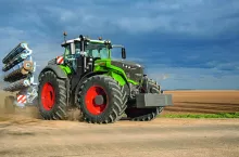 Nowy Fendt 1000 Vario: sam podjedzie pod kombajn i spali mniej paliwa