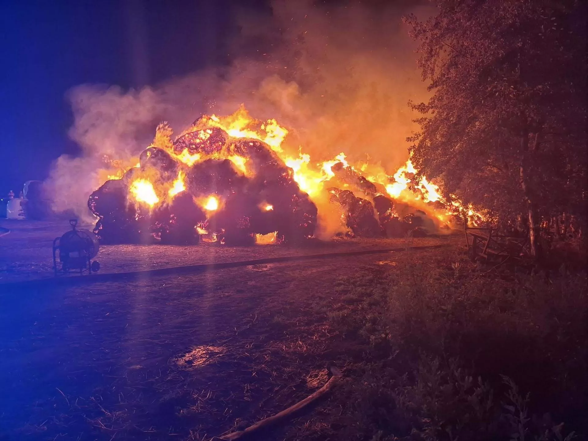Rolnikowi spłonęła słoma dla 140 krów. W dwa dni sąsiedzi zrobili coś niezwykłego