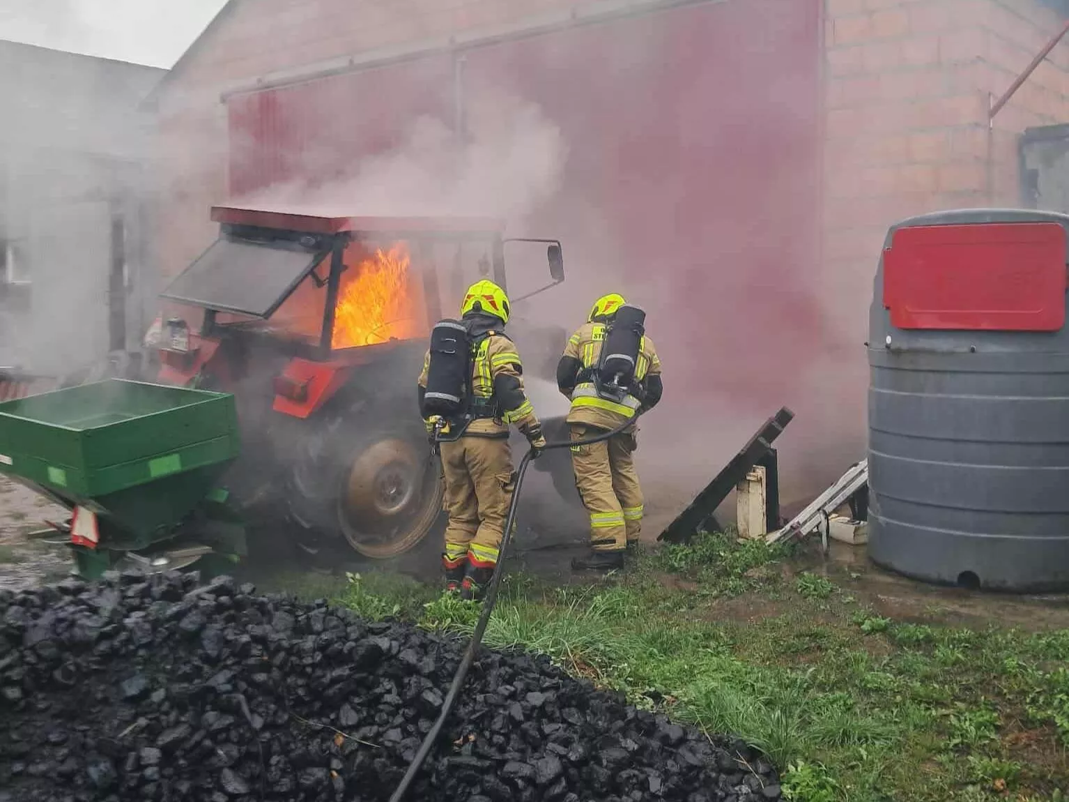 Ciągnik w ogniu. Strażacy walczyli z pożarem koło Gniezna