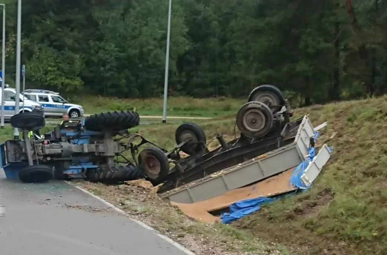 Ciągnik wpadł do rowu. Nie żyje 37-latek