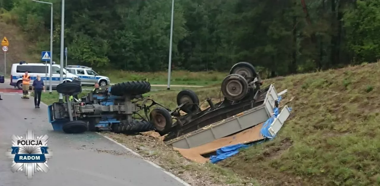 Ciągnik rolniczy z przyczepą na dachu