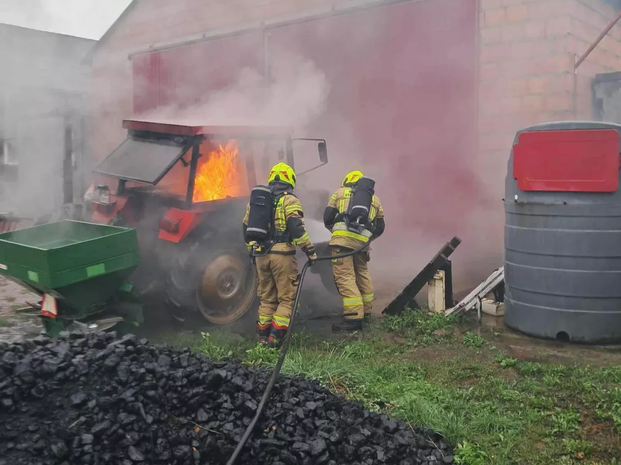 Ogień szybko zajął kabinę ciągnika rolniczego