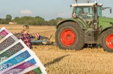 ciągnik, pole, pieniądze