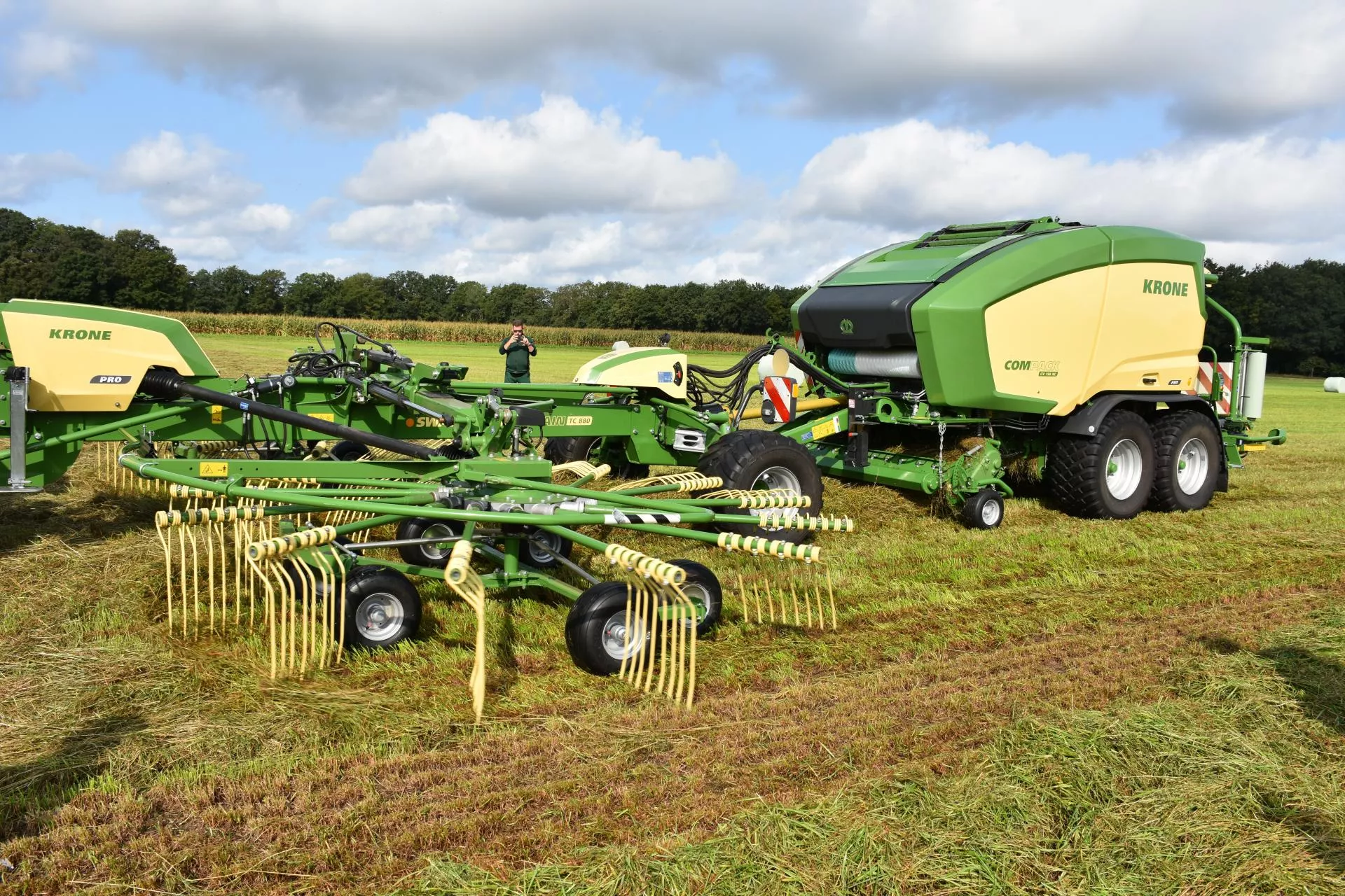 Nowość od Krone. Zgrabia i prasuje trawę w jednym przejeździe