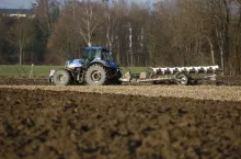 Ciągnik rolniczy na polu