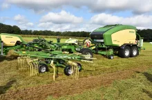 Firma Krone jako pierwsza połączyła zgrabiarkę z prasoowijarką. Przekonuje, że takie rozwiązanie przynosi oszczędności związane z mniejszą ilością przejazdów. Chroni także darń