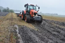 Ciągnik podczs konkursu orki