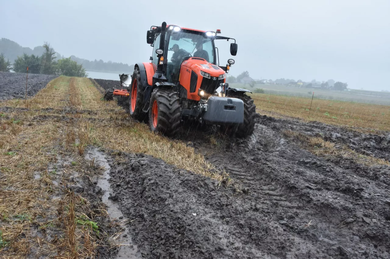Ciągnik podczs konkursu orki