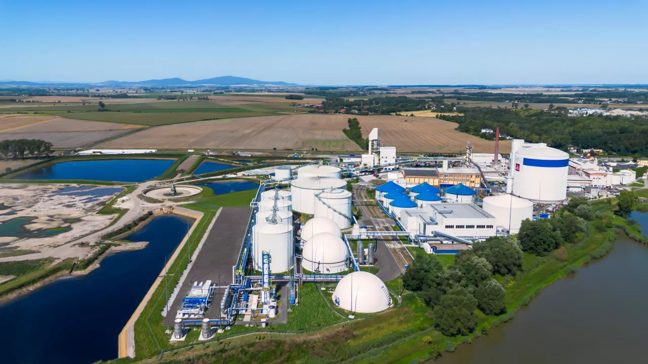 Imponująco prezentuje się największa w Europie biogazownia, działająca w cukrowni w Strzelinie. W całości zasilana wysłodkami instalacja ma moc 45 MW i może produkować ponad 9 tys. m³ biogazu na godzinę. Tworzą ją cztery fermentatory (1) po 10 tys. m³ i dwa pofermentatory (2), stacje chłodzenia i oczyszczania (3) oraz wtłaczania (4) gazu do sieci, a także instalacja do oczyszczania osadu pofermentacyjnego (7). Na terenie cukrowni od kilku lat działa też druga biogazownia (6) oraz zasilany gazem lub biogazem piec wapienny (5).