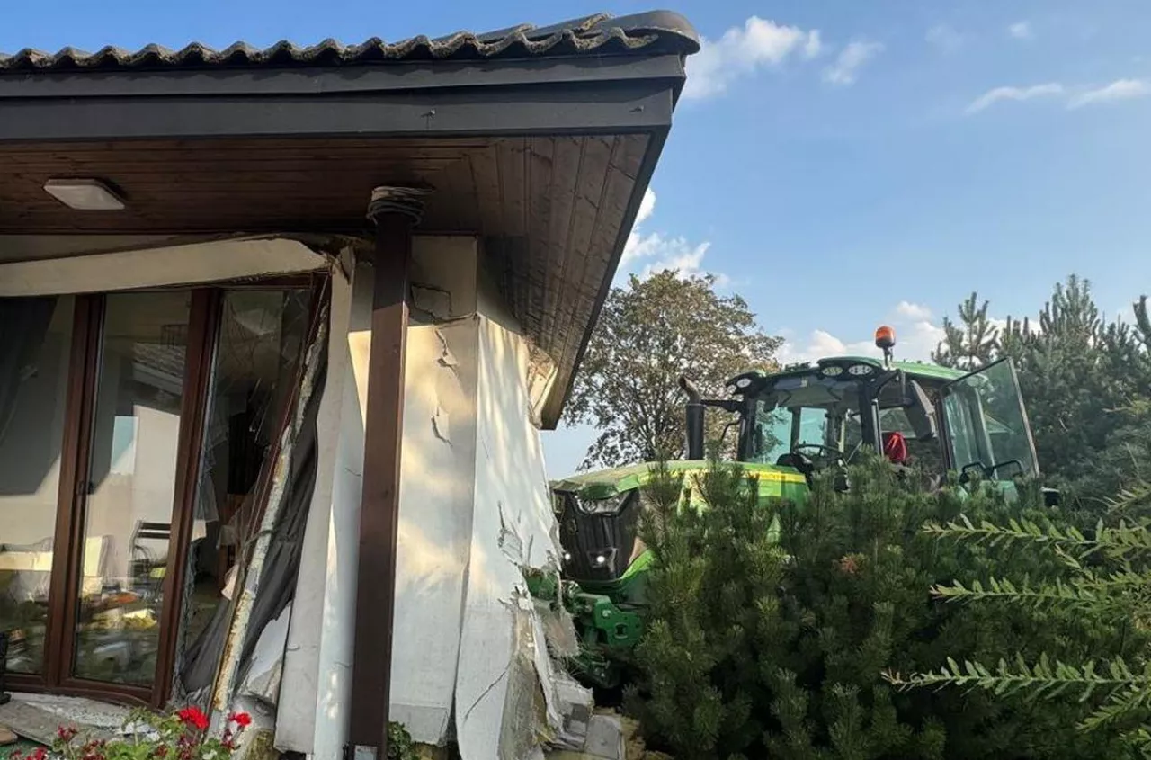 Chwile grozy w Balczewie. Ciągnik John Deere z cysterną wbił się w dom [FOTO]