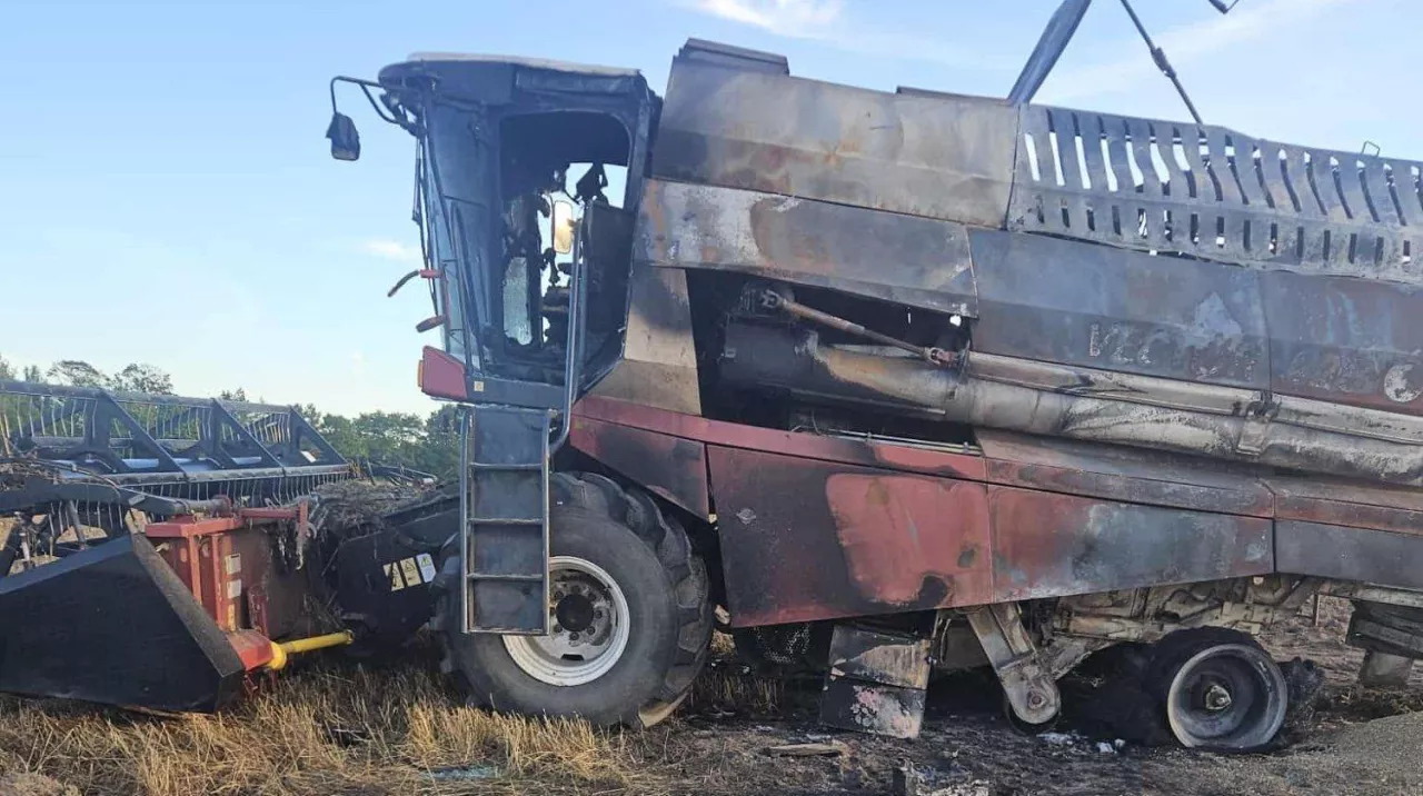 Wrak kombajnu po pożarze