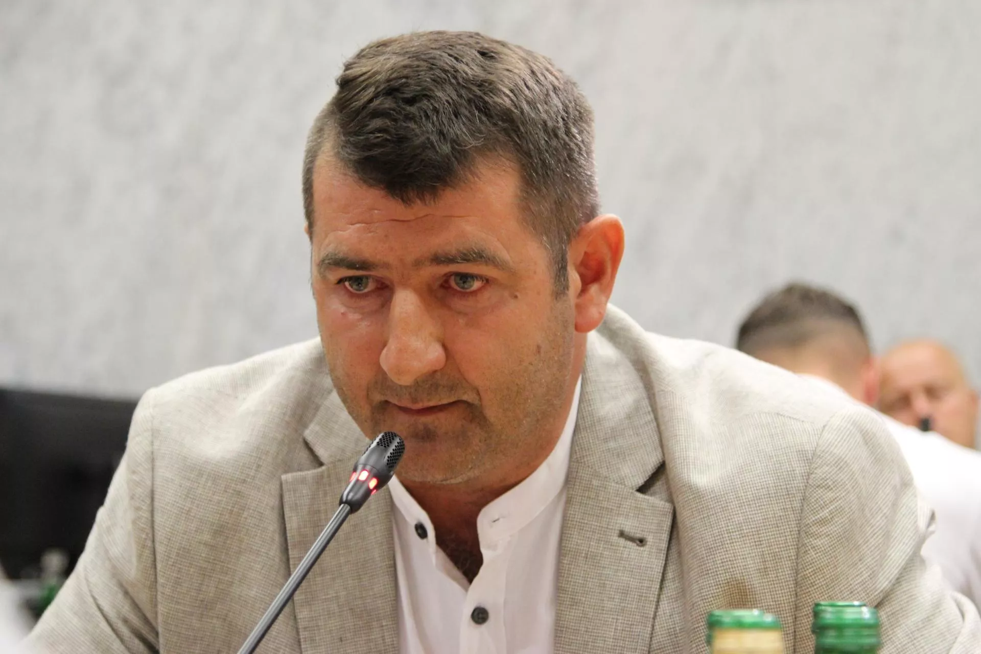 Rolnik nie wytrzymał w Sejmie. "Wybili mi świnie, a potem kazali hodować barany do Dubaju"