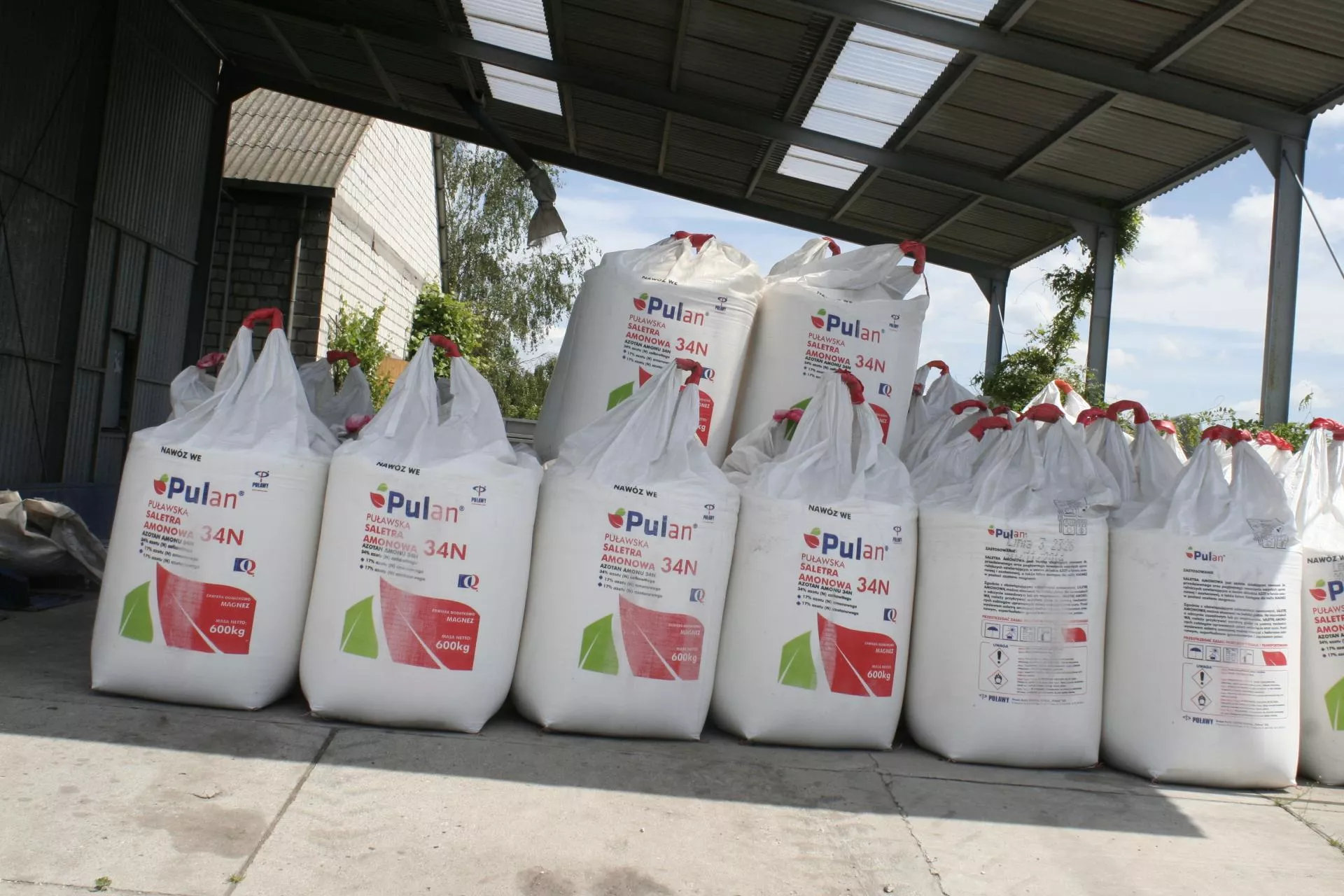 Saletra tańsza o 50 zł, RSM choćby o 100 zł. Jakie są aktualne ceny nawozów? [SONDA]