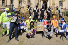 Tegoroczne górowskie Niedźwiedzie przed pałacem Fischerów. Stowarzyszenie ma nadzieję, że najbliższa Wielkanoc, ta w 2026 roku, będzie jednocześnie celebrowaniem wpisu na Listę Niematerialnego Dziedzictwa