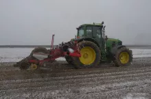 Ciągnik rolniczy w polu zimą