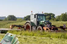 traktor na polu, banknoty po lewej na dole zdjęcia