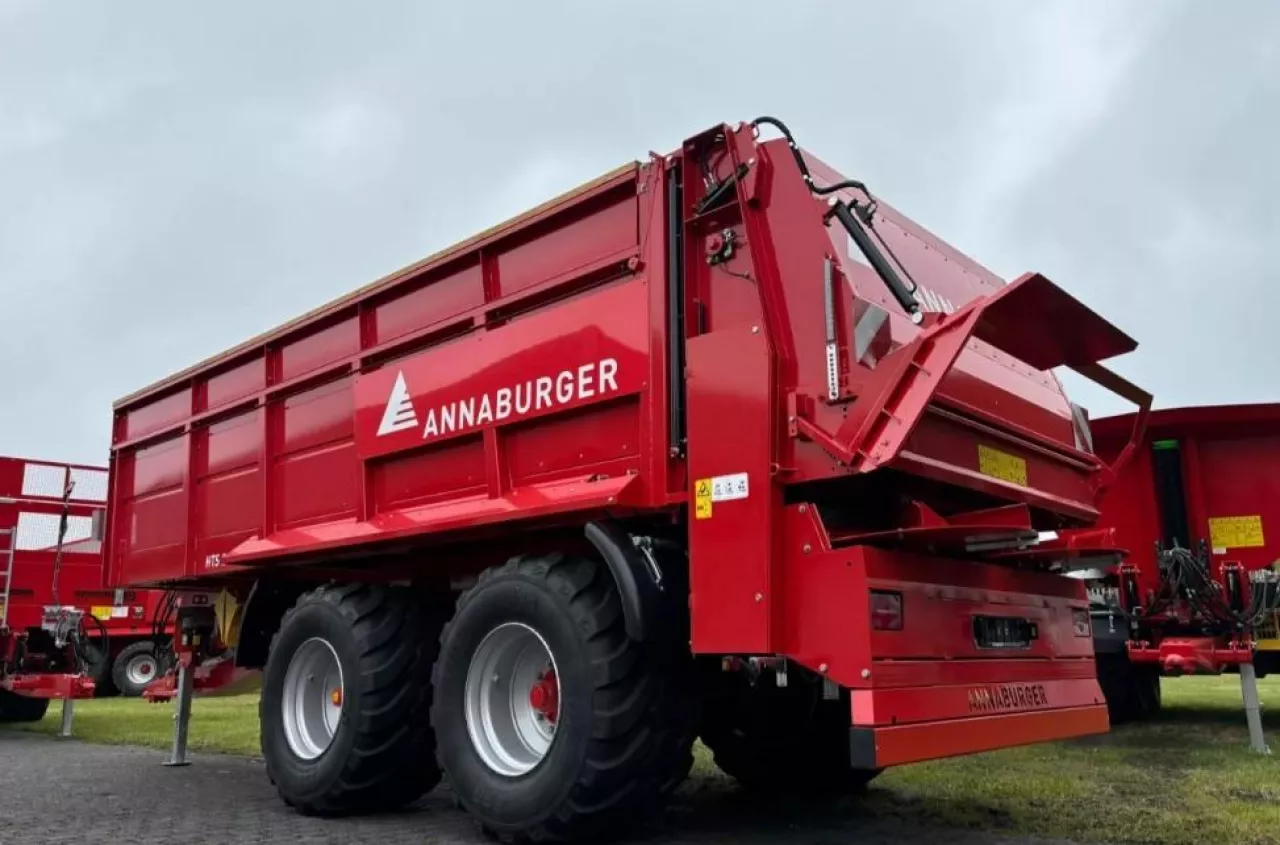 Nowe maszyny na Agro Show 2025. Ten rozrzutnik i prasa robią wrażenie