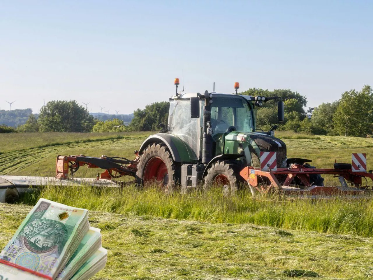 traktor na polu, banknoty po lewej na dole zdjęcia