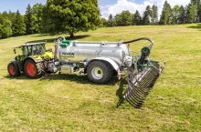 Wóz asenizacyjny w zestawie z ciągnikiem rolniczym nawożący glebę gnojowicą