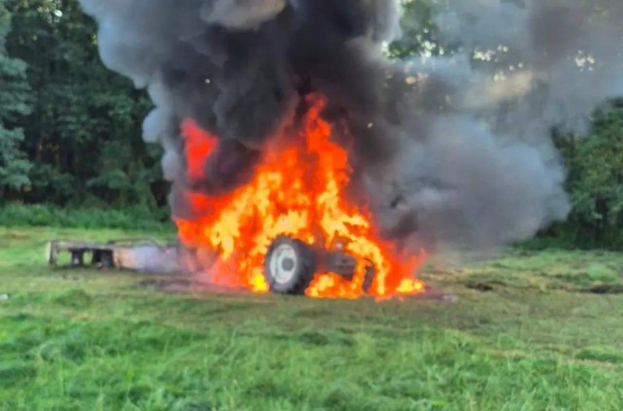 Rolnik spod Pisza chciał skosić trawę. W płomieniach stracił ciągnik