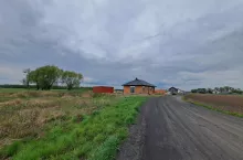 droga i zabudowa mieszkaniowa na wsi