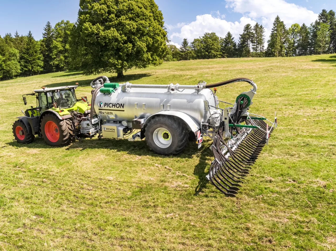 Wóz asenizacyjny w zestawie z ciągnikiem rolniczym nawożący glebę gnojowicą