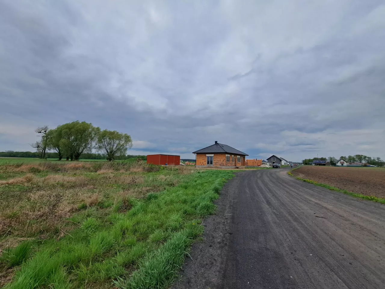 droga i zabudowa mieszkaniowa na wsi