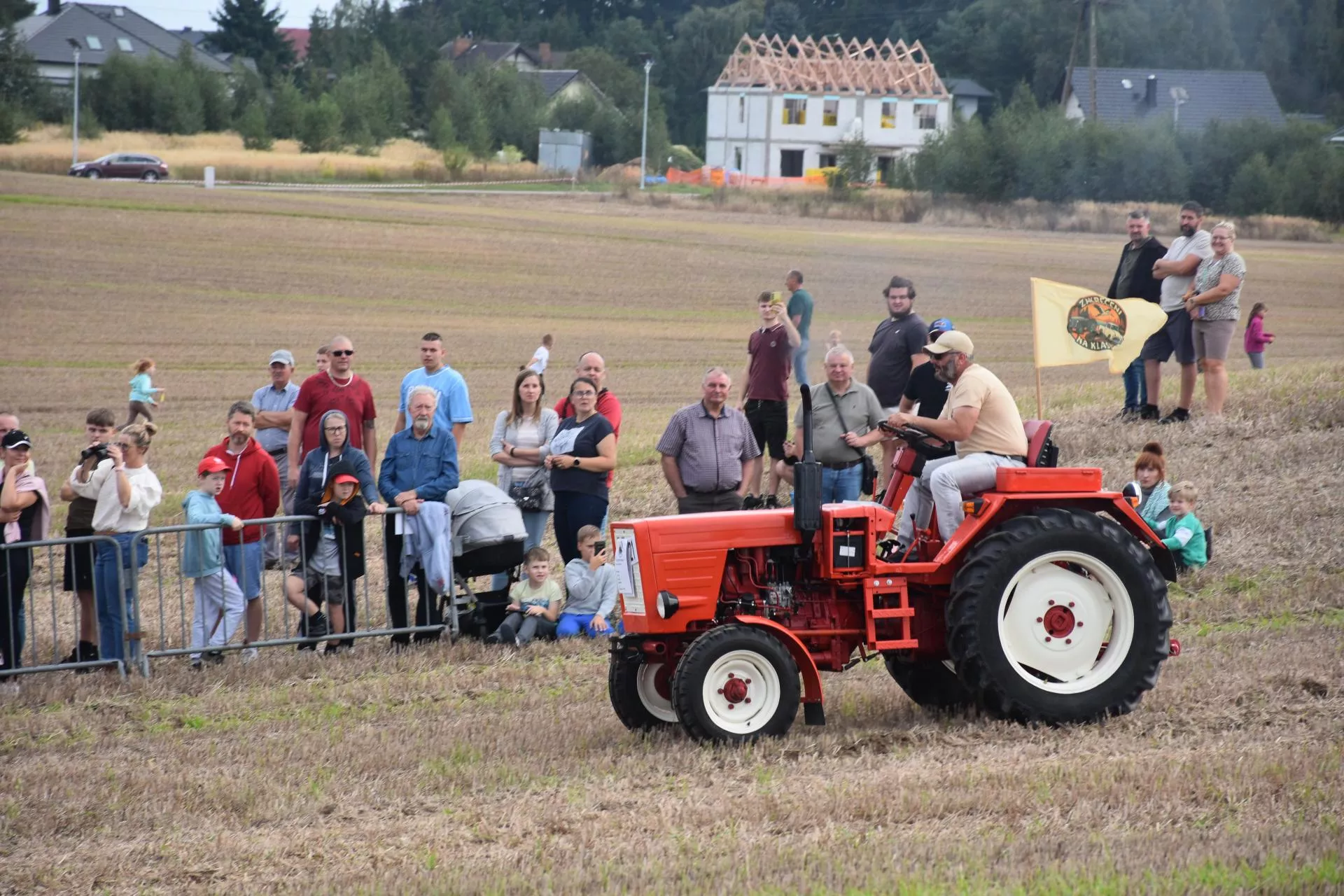Władimirec kontra Ursus. Pod Chojnicami odbył się nietypowy wyścig traktorów