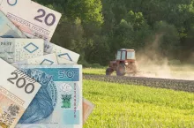 pole, ciągnik, banknoty polskie po lewej stronie zdjęcia