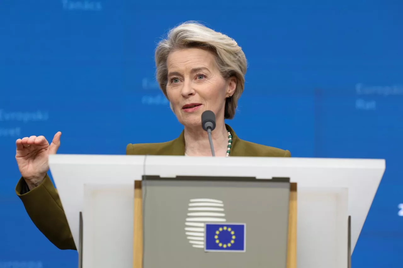 Przewodnicząca Komisji Europejskiej Ursula von der Leyen podczas wystąpienia na konferencji prasowej w Brukseli.