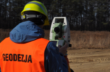 Geodeta wykonujący pomiary działki