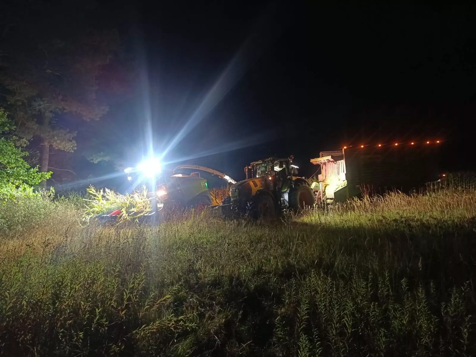 Chwile grozy na polu. Pracował sieczkarnią, nagle poraził go prąd