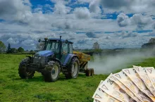 traktor, pole, wapnowanie gleb, banknoty po prawej u dołu