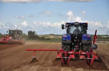 ciągnik rolniczy podczas prac polowych