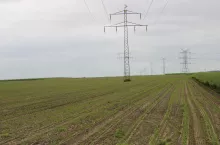 słup energetyczny na środku pola