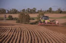 gospodarstwo rolne widziane z oddali