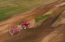 ciągnik rolniczy na polu z lotu ptaka