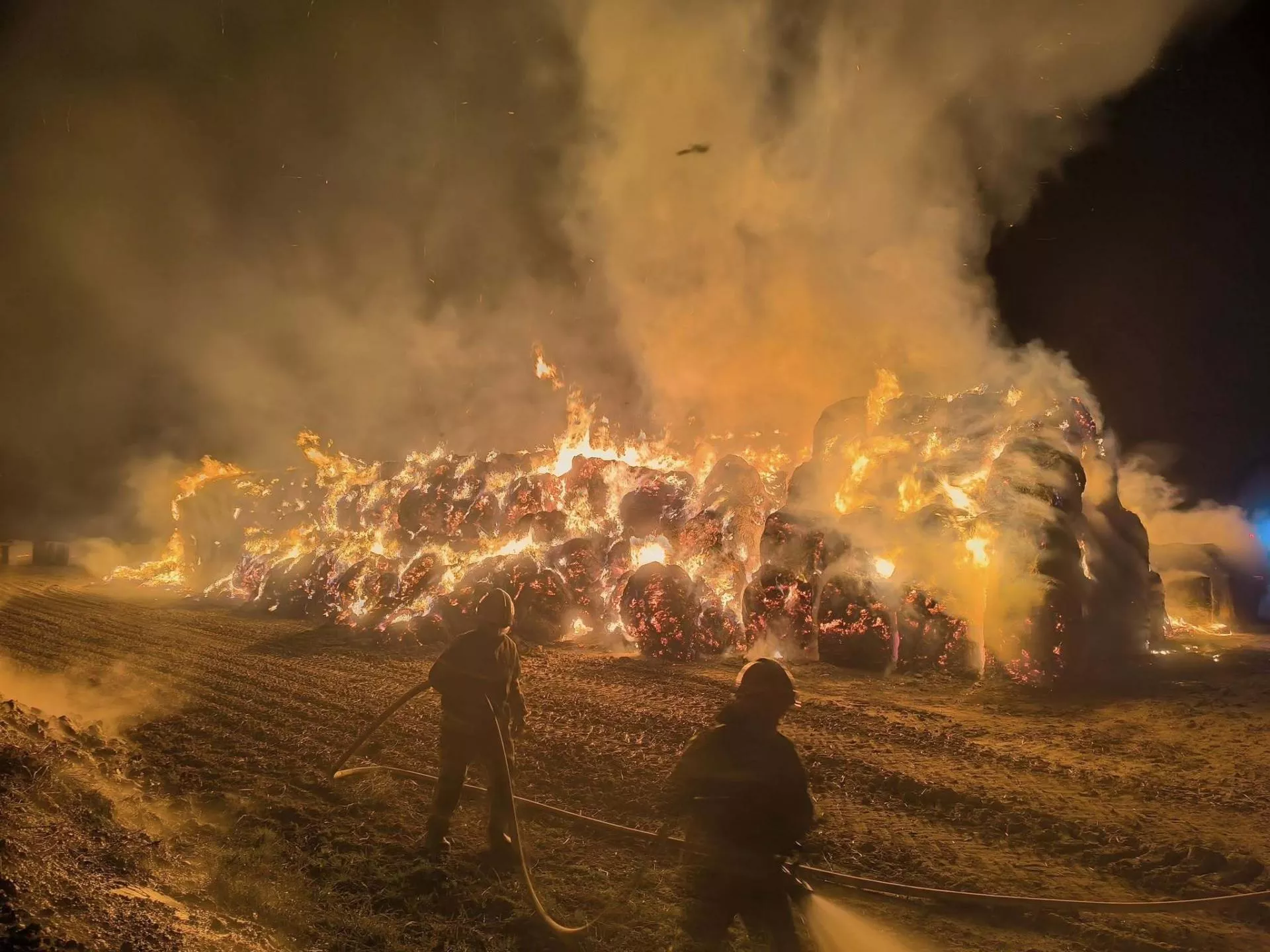 Dramat w Wójcinie: spłonęło 1000 balotów. Rolnik boi się o oborę i dom